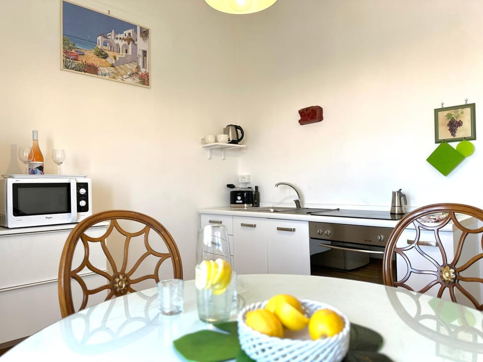 Kitchen or kitchenette, Food and drinks, Dining area, Food, minibar, oven, pet friendly, stove, toaster