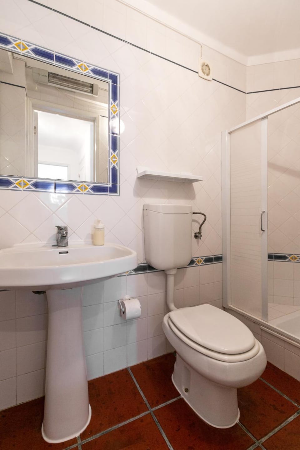 Shower, Toilet, Bathroom, bidet, towels