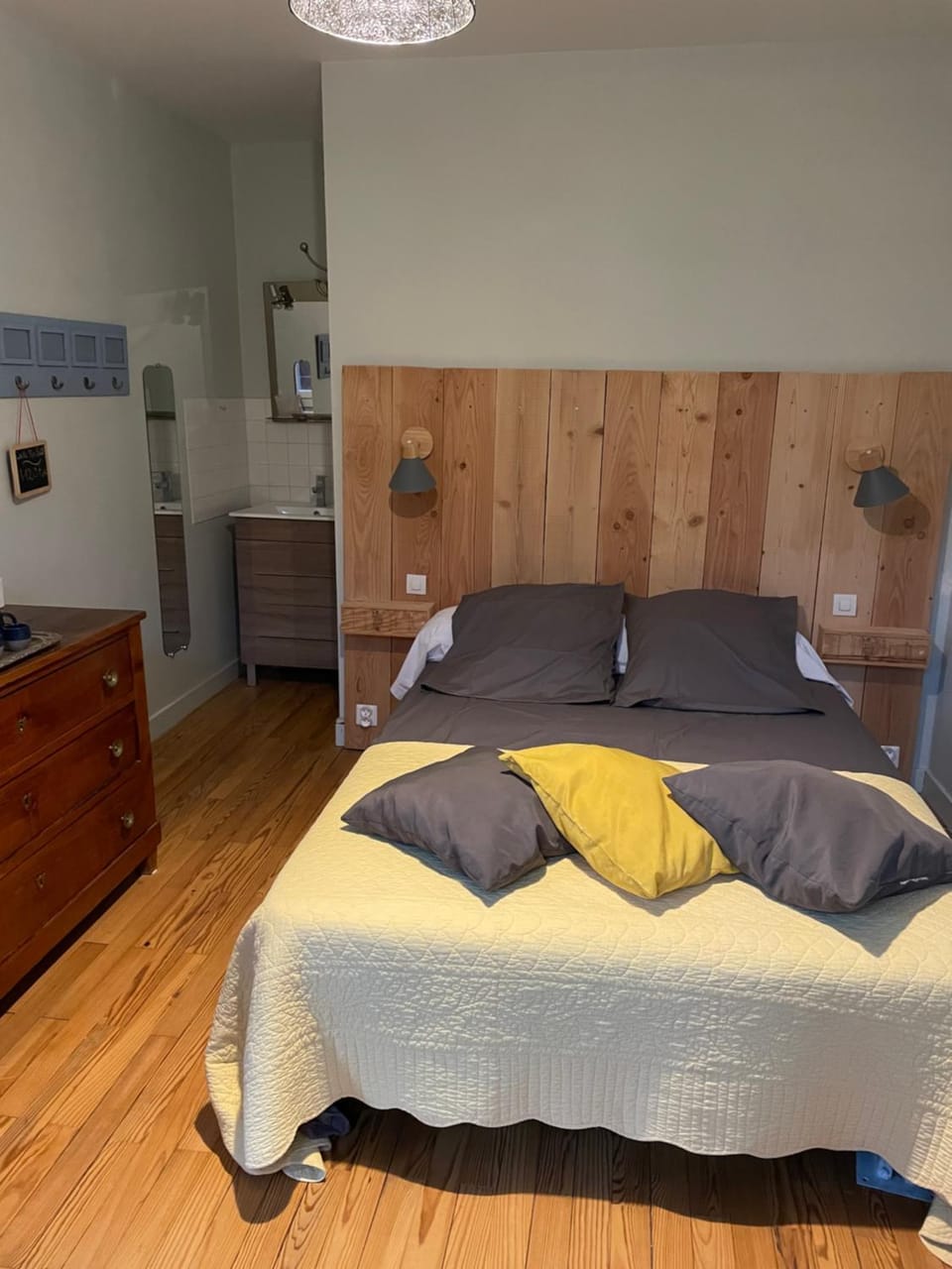 Bed, Photo of the whole room, Bedroom