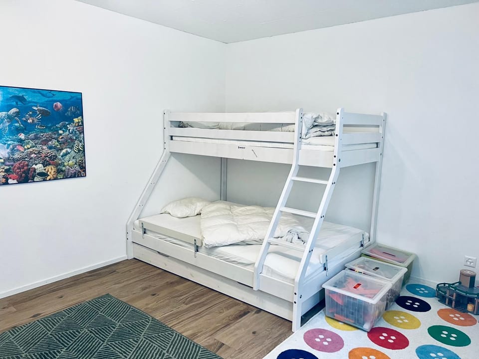 Bedroom, bunk bed