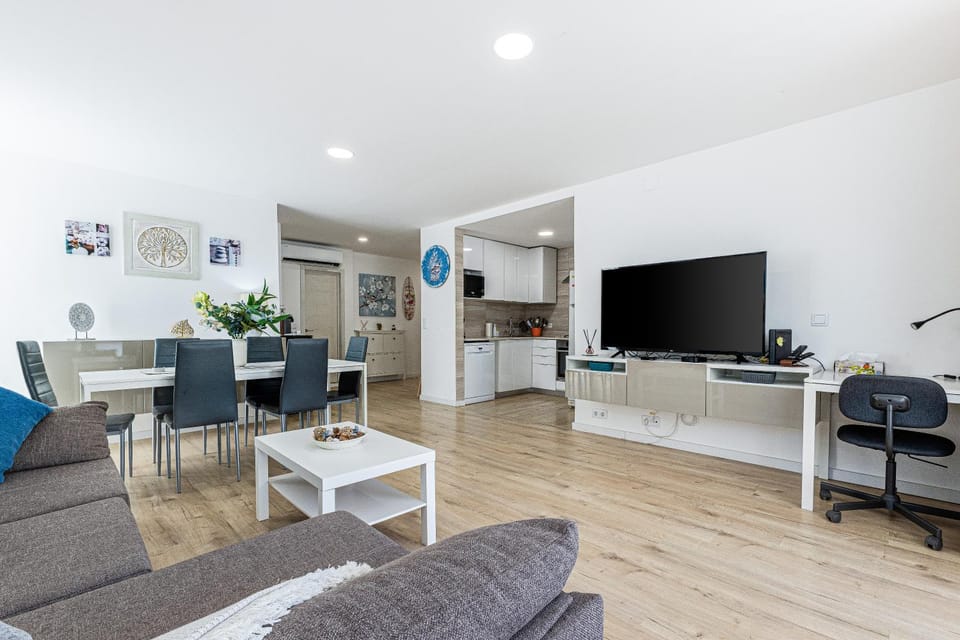 Communal lounge/ TV room, TV and multimedia, Living room, Seating area, Dining area, Evening entertainment