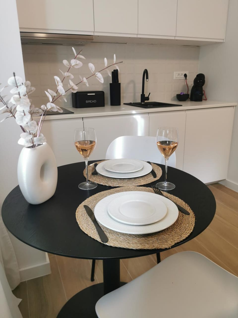 Kitchen or kitchenette, Dining area