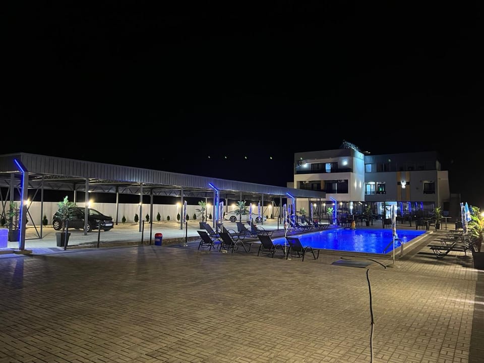Property building, Restaurant/places to eat, Night, Pool view, Swimming pool, sunbed