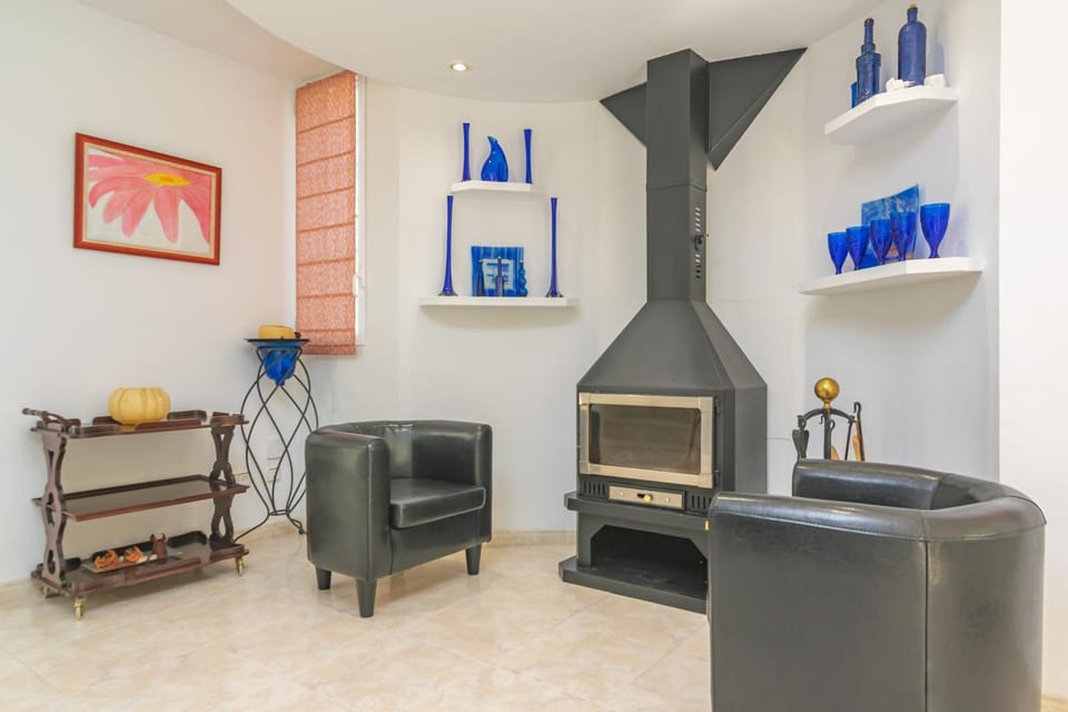 Seating area, fireplace