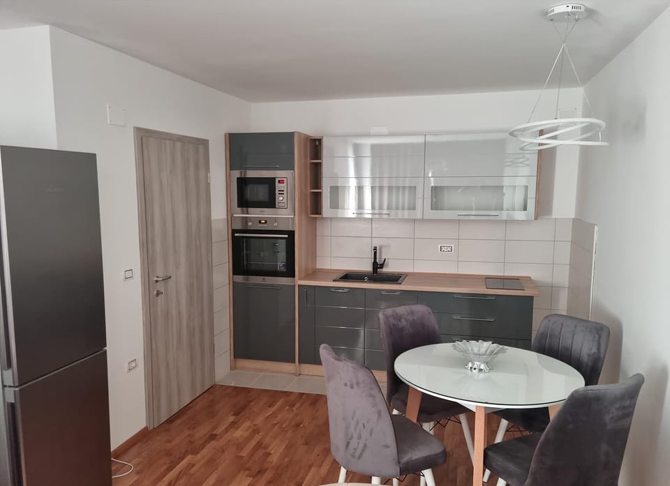 Kitchen or kitchenette, Dining area, minibar, pet friendly, stove