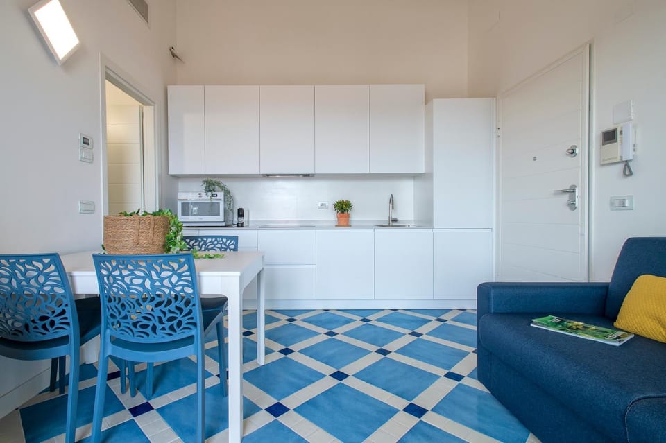 Kitchen or kitchenette, Living room, Seating area, Dining area, minibar, pet friendly, stove