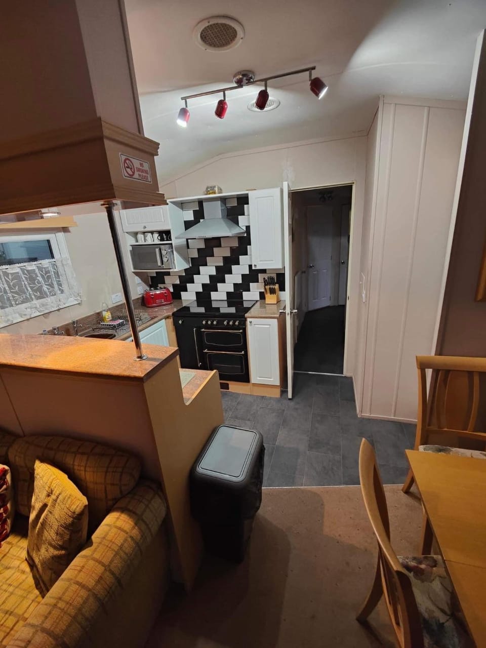 Kitchen or kitchenette, minibar