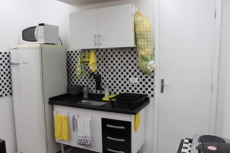 Kitchen or kitchenette, minibar, stove
