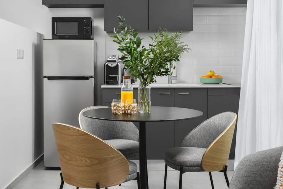 Coffee/tea facilities, Kitchen or kitchenette, Dining area, minibar