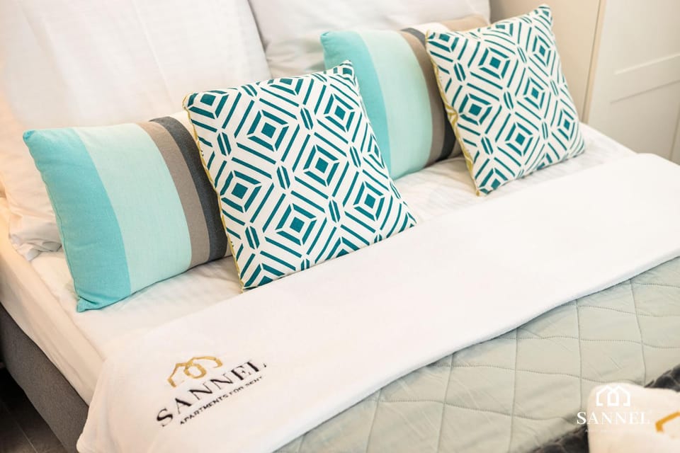 Bed, Photo of the whole room, Decorative detail, Decorative detail, Seating area, Bedroom, On site