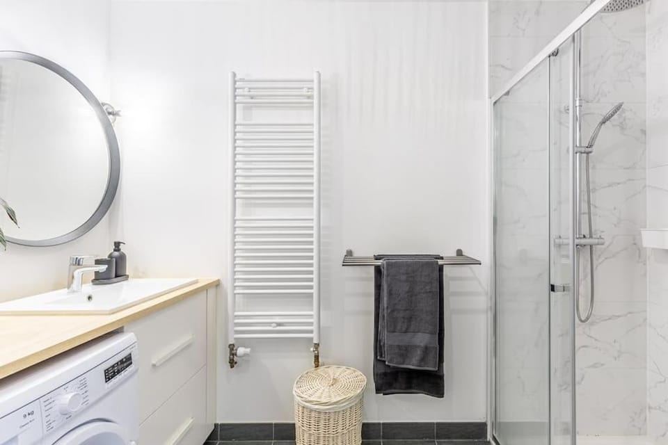 Shower, Bathroom, towels, washing machine