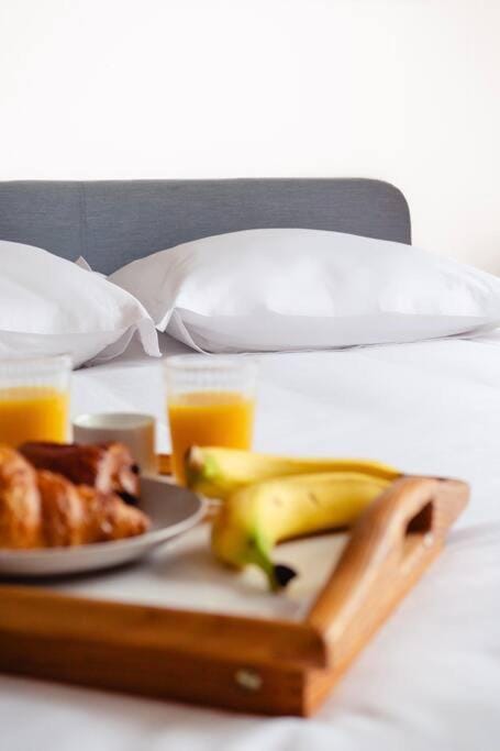 Bed, Food and drinks, Bedroom, Food, Breakfast