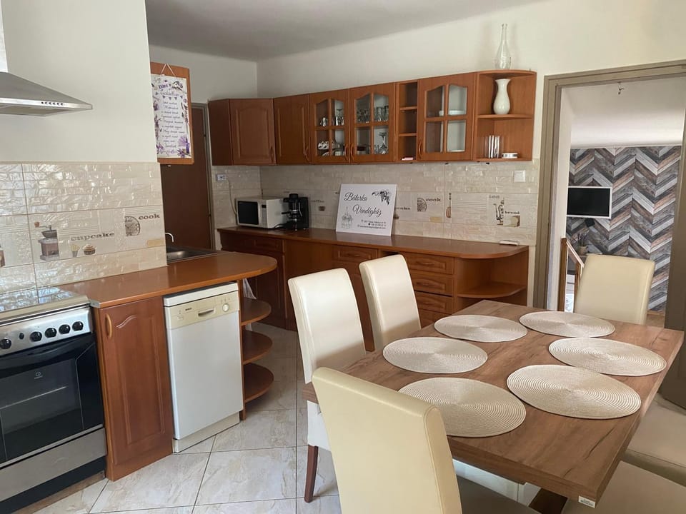 Coffee/tea facilities, Kitchen or kitchenette, Dining area, dishwasher, minibar, pet friendly, stove