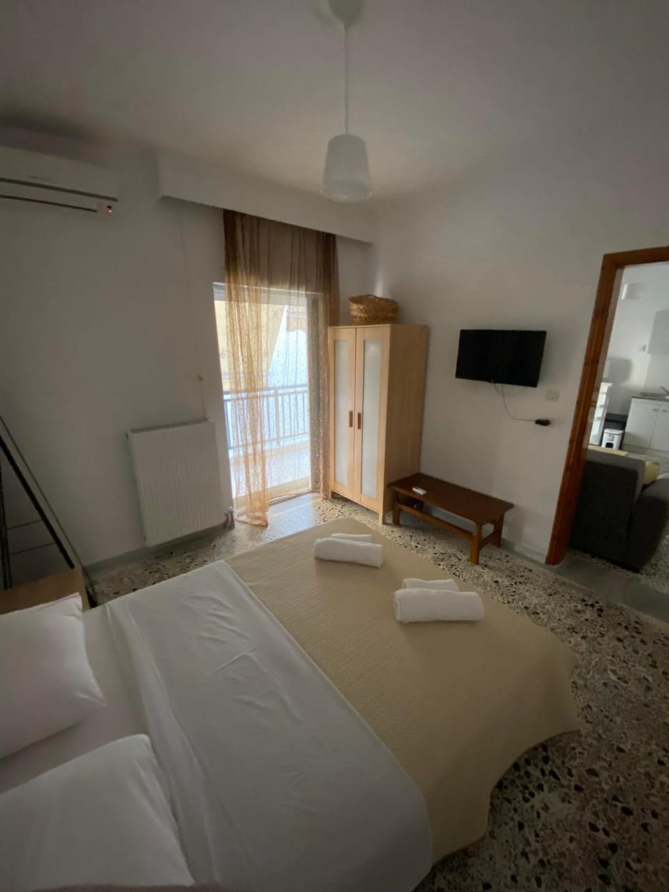 Bed, TV and multimedia, Photo of the whole room, Bedroom, towels, air conditioner