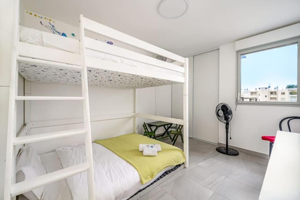 Bed, Bedroom, bunk bed, towels