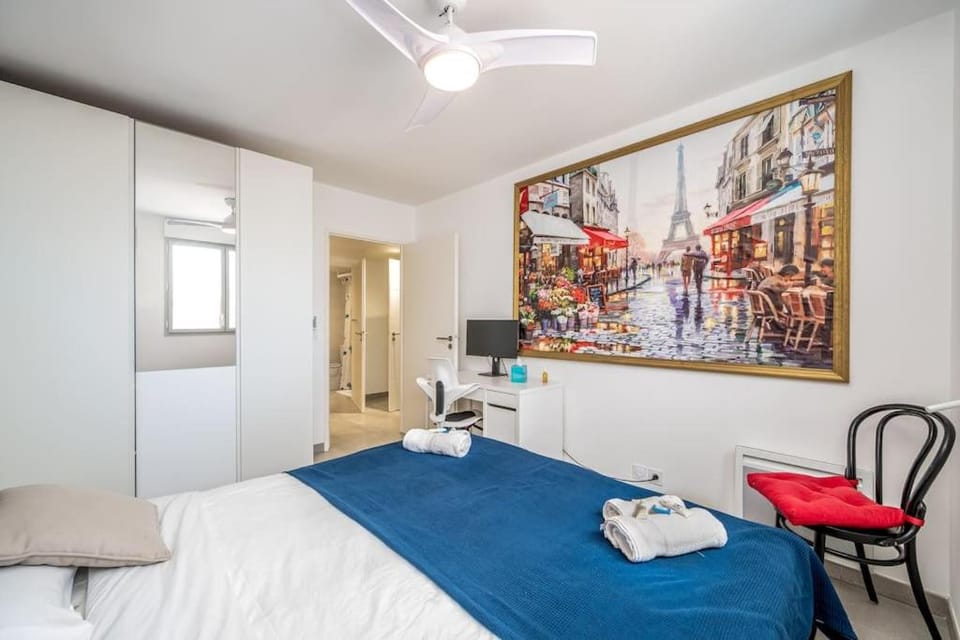 Bed, TV and multimedia, Bedroom, fireplace