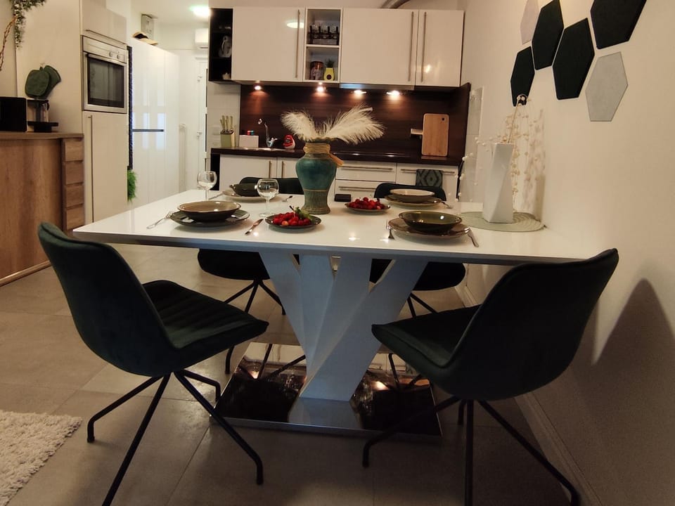 Kitchen or kitchenette, Dining area