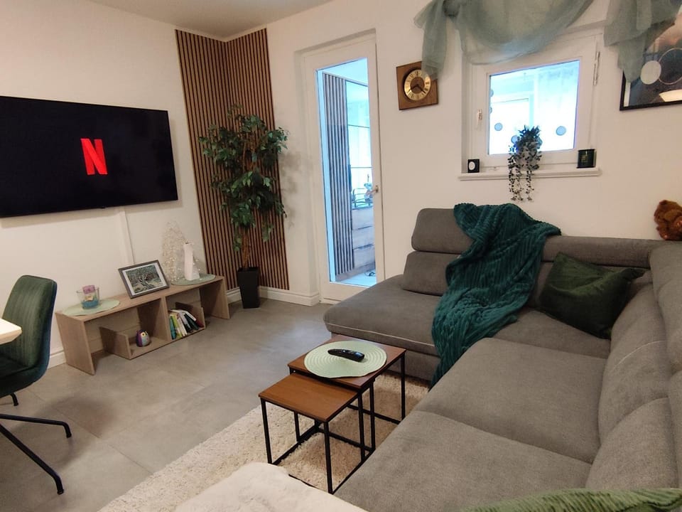 TV and multimedia, Living room, Evening entertainment