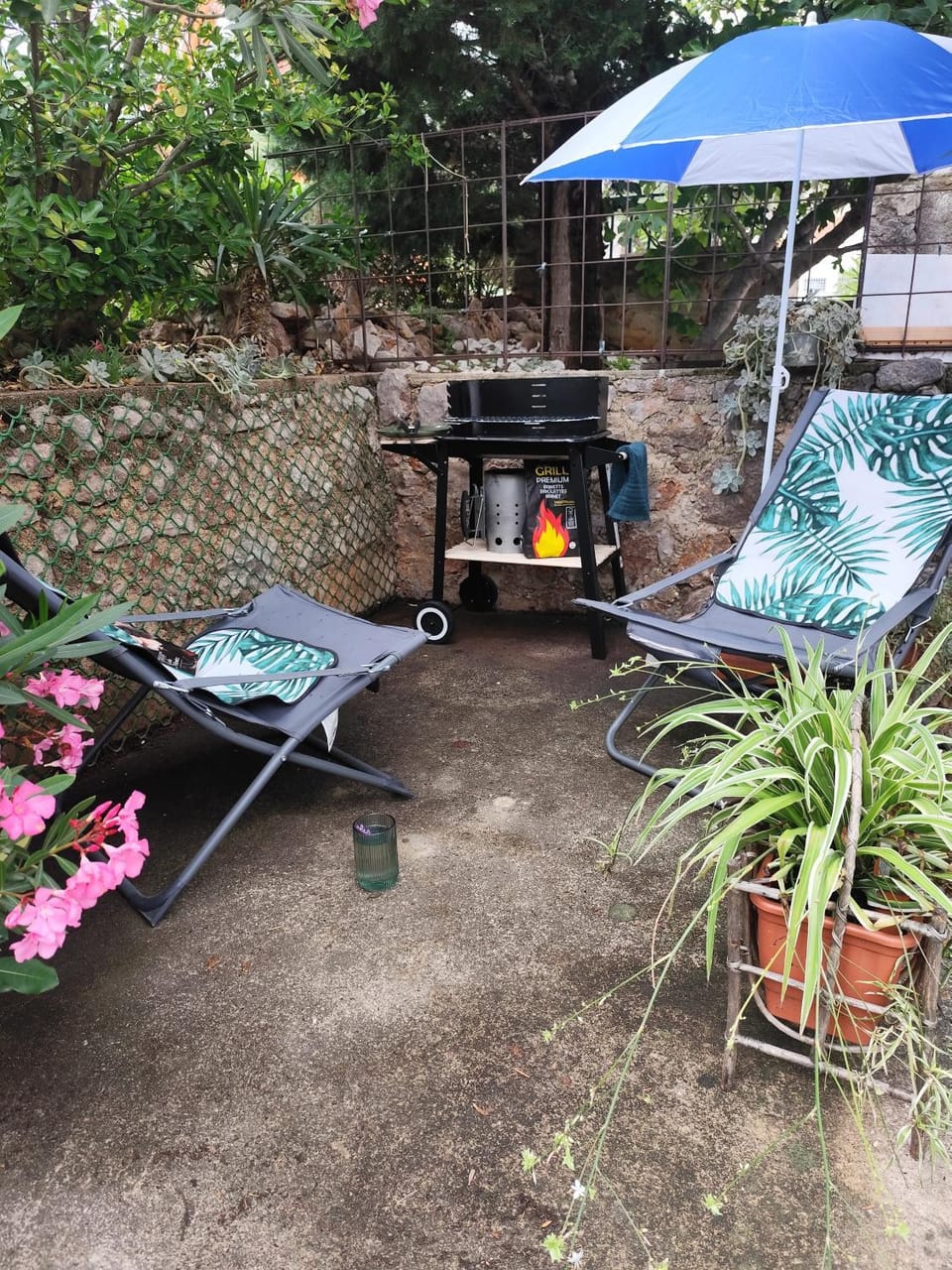 BBQ facilities, Seating area