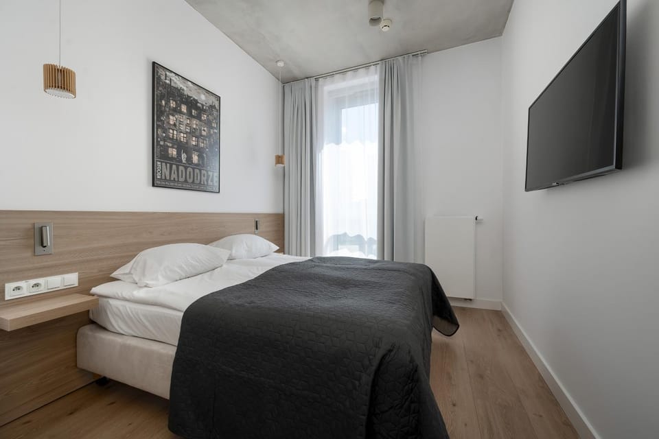 Bed, TV and multimedia, Photo of the whole room, Bedroom, towels