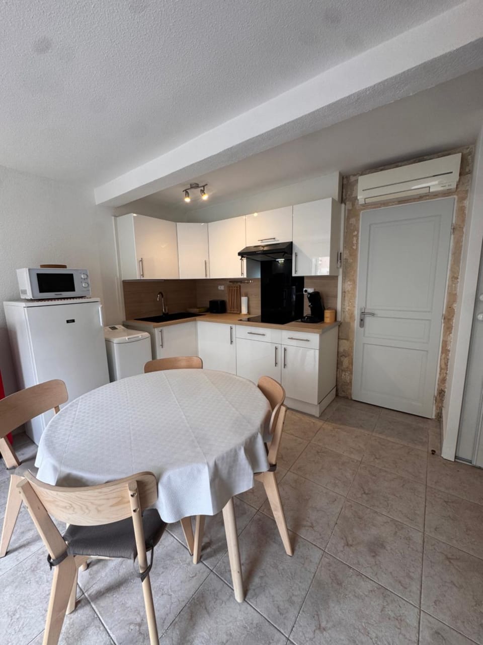 Kitchen or kitchenette, Dining area, stove