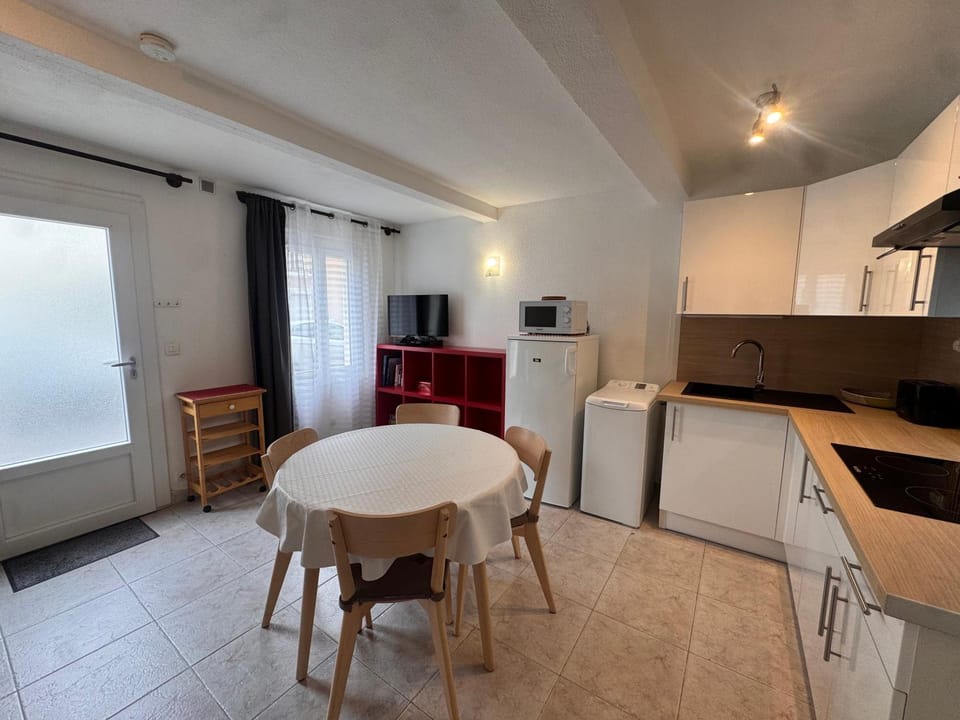 Kitchen or kitchenette, Dining area, stove, toaster