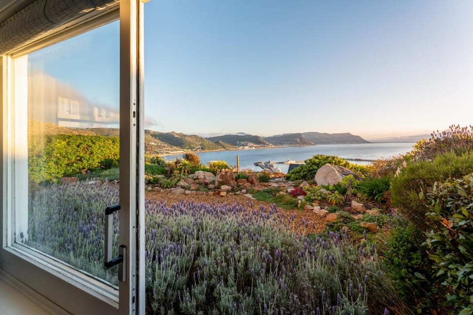 Natural landscape, Garden, Living room, Lounge or bar, Seating area, Garden view, Garden view, Sea view