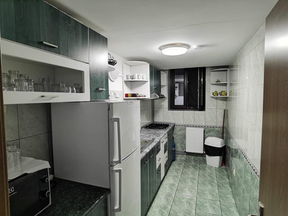 Kitchen or kitchenette, Dining area, minibar