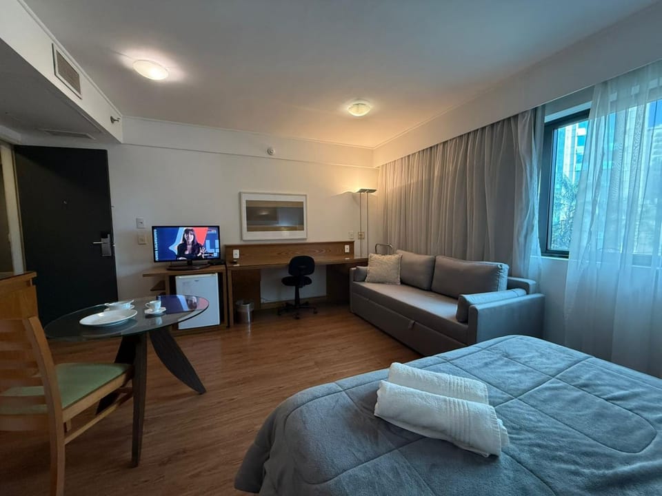 Bed, TV and multimedia, Kitchen or kitchenette, Living room, Photo of the whole room, Seating area, Dining area, Bedroom, towels