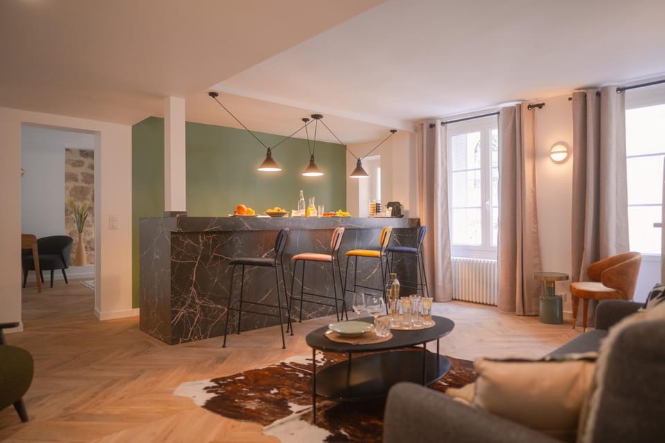 Living room, Food and drinks, Seating area, Dining area, Drinks