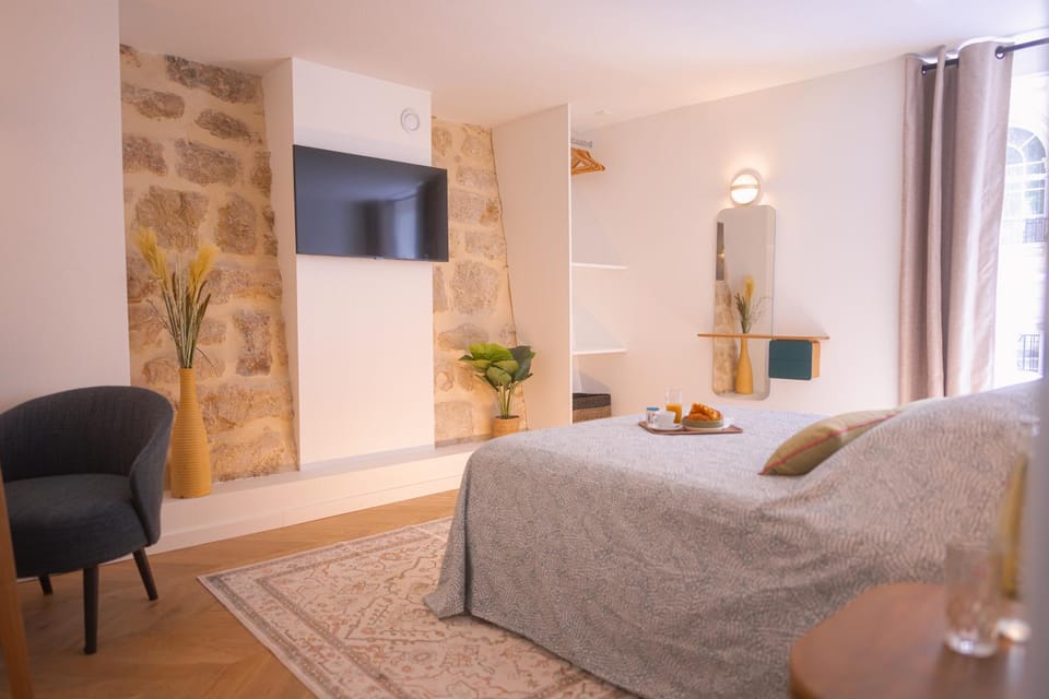 Bed, TV and multimedia, Photo of the whole room, Bedroom