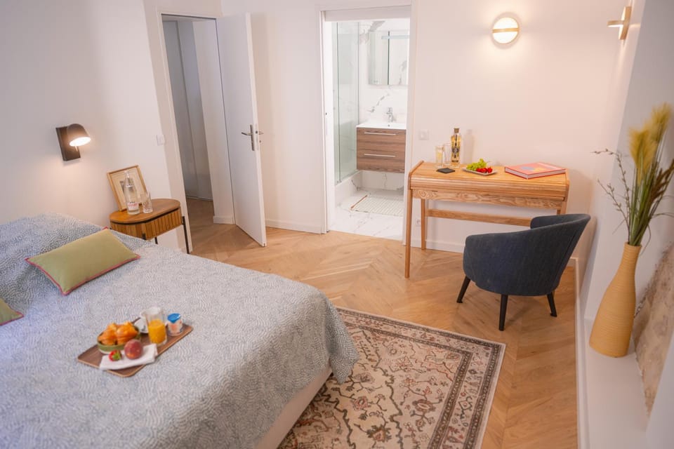 Bed, Photo of the whole room, Seating area, Bedroom