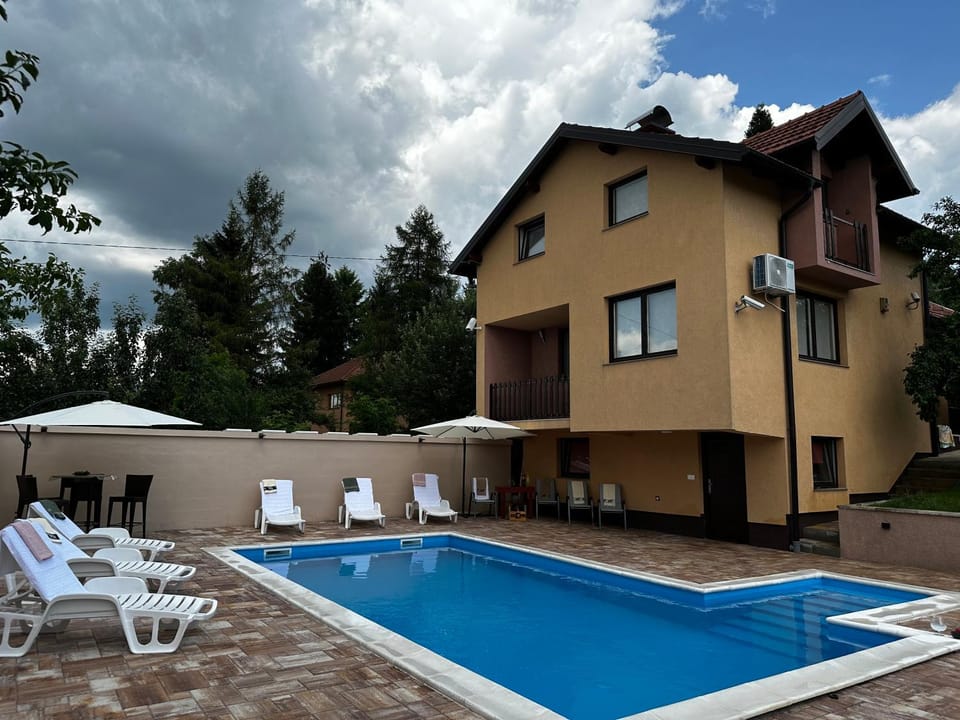 Property building, Patio, Day, Pool view, Swimming pool, Swimming pool, sunbed