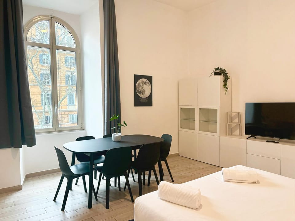 Bed, TV and multimedia, Living room