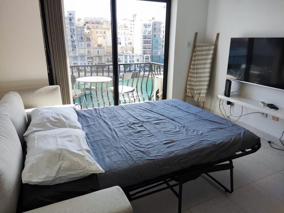 Bed, TV and multimedia, Living room