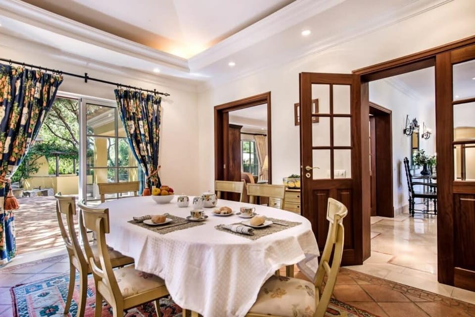 Villa Plaza - beautiful spacious house off roundabout 6 Quinta Do Lago Villa in Faro District