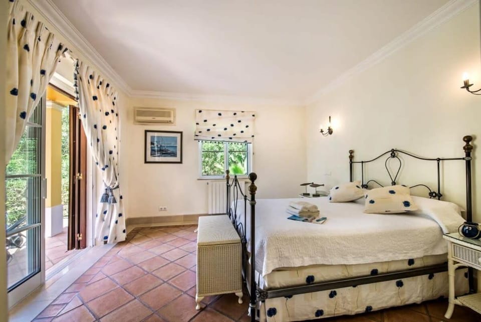 Villa Plaza - beautiful spacious house off roundabout 6 Quinta Do Lago Villa in Faro District