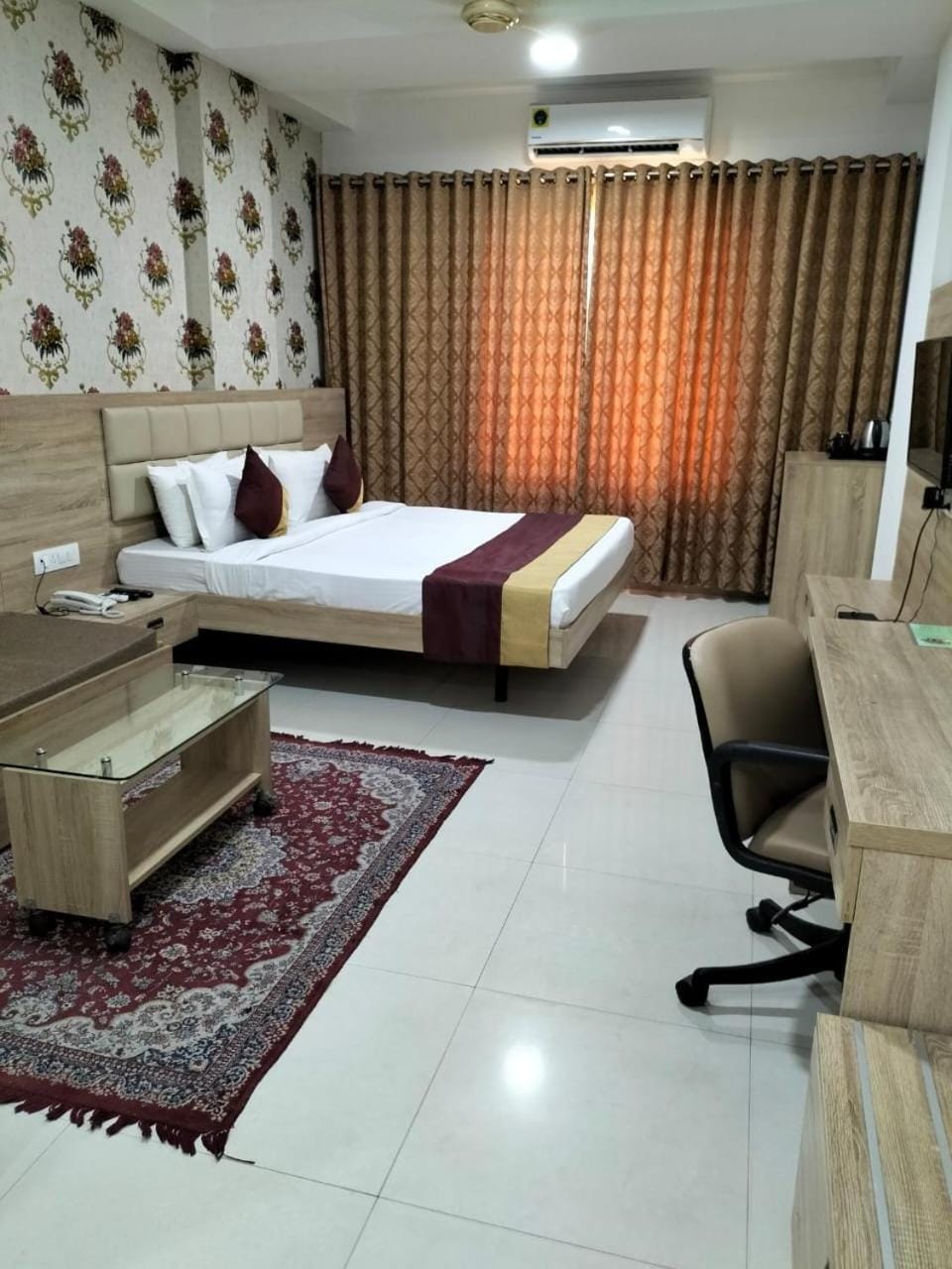 Bed, TV and multimedia, Photo of the whole room, Seating area, Bedroom, air conditioner