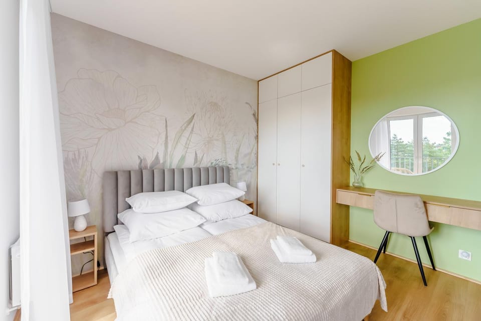 Bed, Bedroom, towels