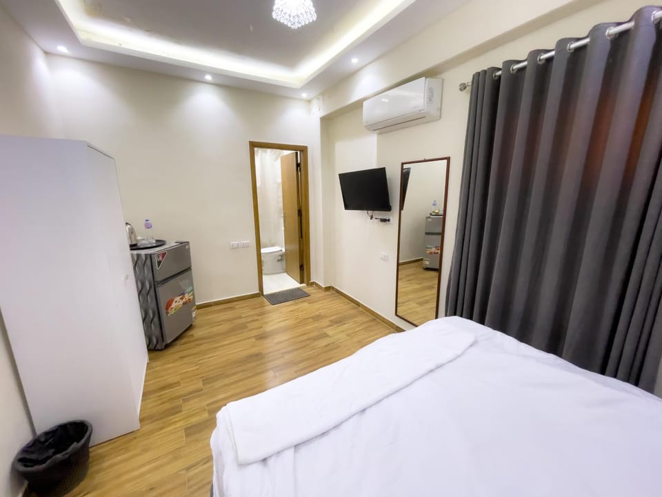 Bed, TV and multimedia, Photo of the whole room, Bedroom, oven, air conditioner