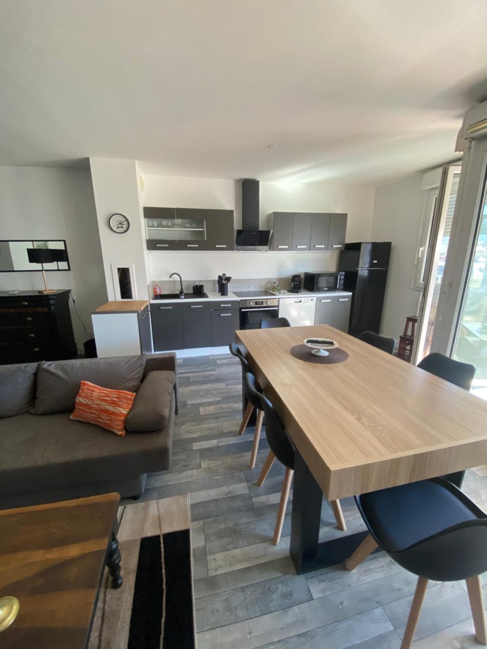 Kitchen or kitchenette, Dining area