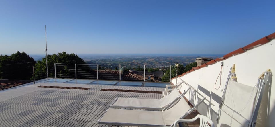 Skyline - Dante vista Mare parcheggio Borgo Maggiore Bed and Breakfast in Marche