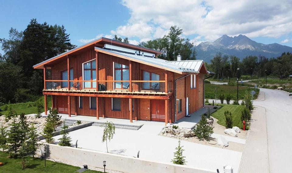 Property building, Nearby landmark, Off site, Day, Neighbourhood, Natural landscape, Mountain view