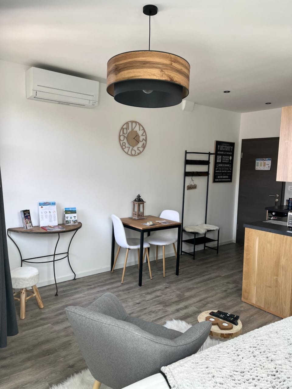 Photo of the whole room, Dining area