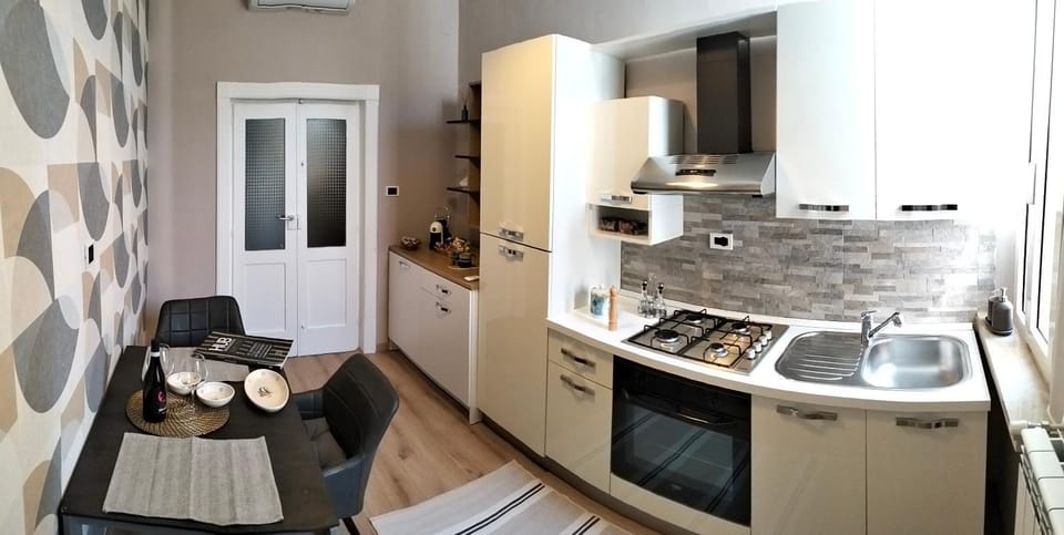 Kitchen or kitchenette, Dining area, oven, stove
