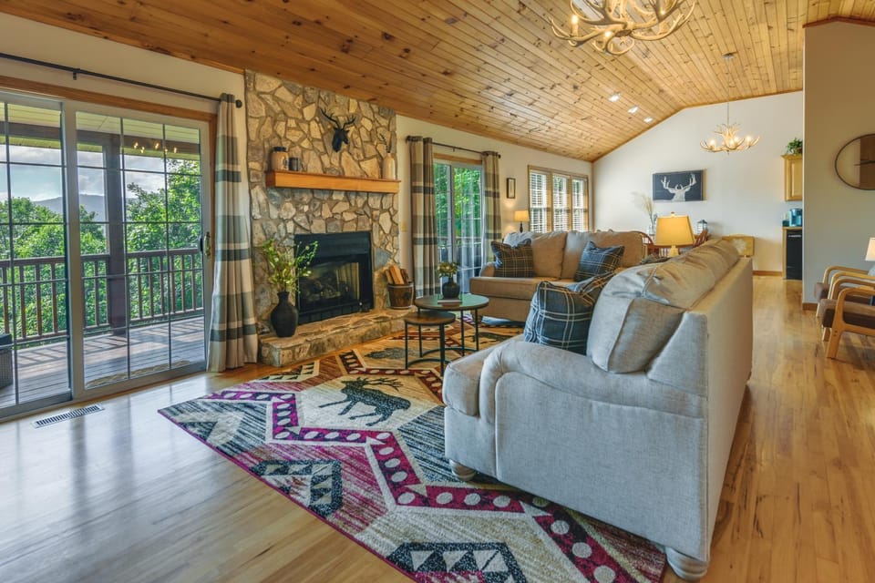 Mtn-View Escape w/ Hot Tub, 9 Mi to Skiing! House in Maggie Valley