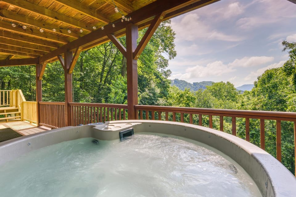 Mtn-View Escape w/ Hot Tub, 9 Mi to Skiing! House in Maggie Valley