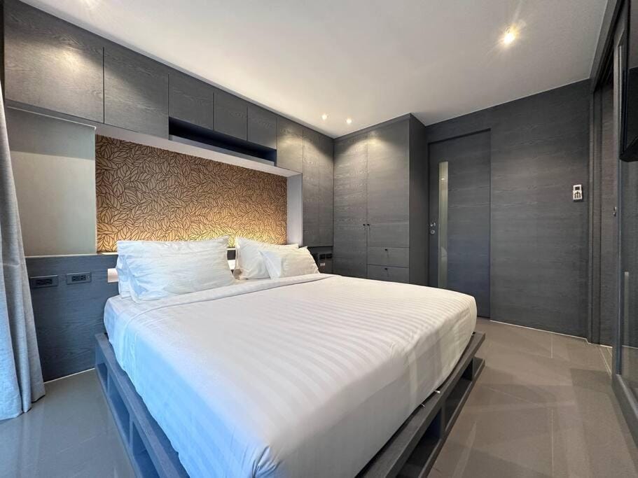 Bed, wardrobe