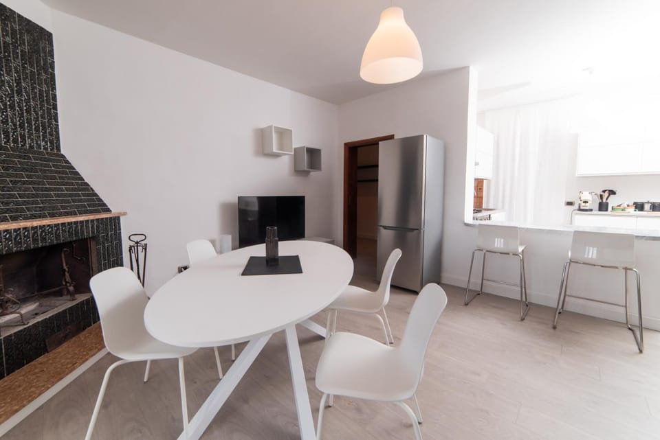 Coffee/tea facilities, Kitchen or kitchenette, Living room, Seating area, Dining area, fireplace, oven, stove, kitchen