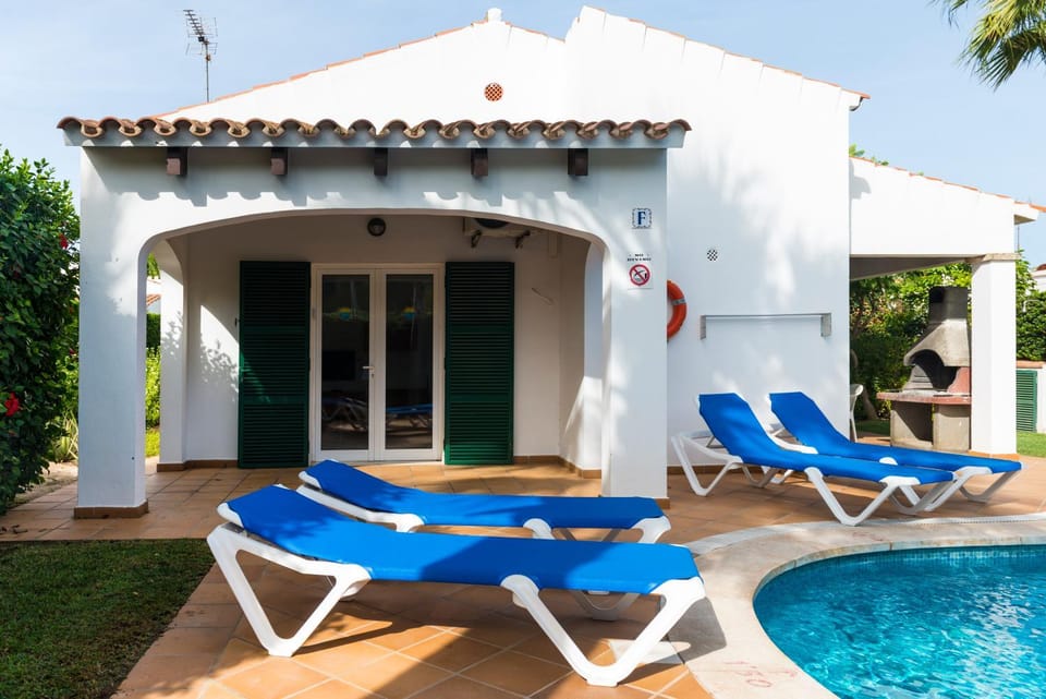 Patio, BBQ facilities, Pool view, Swimming pool, sunbed